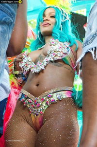 rihanna fap peitos seios Foto